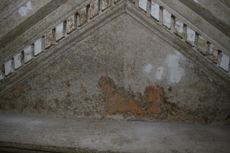 Elementy ołtarza Serca Pana Jezusa przed konserwacją