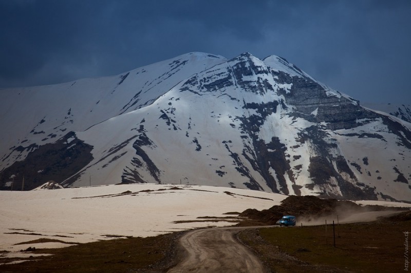 Okolice Przełęczy Krzyżowej (2379 m n.p.m.), widoczne ubytki w nawierzchni drogi, maj 2013, domena publiczna - Instytut POLONIKA