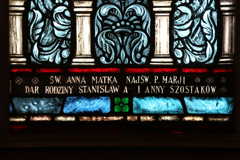 Podpis na witrażu przedstawiającym św. Annę z licznymi zdobieniami