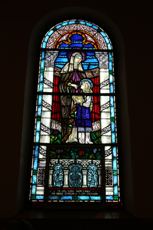 Kolorowy witraż przedstawiający św. Annę