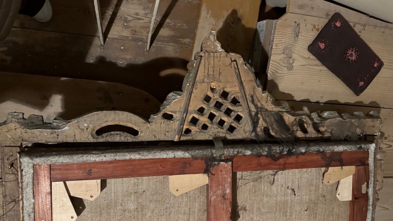 Ramy obrazów fundatorów kościoła przed konserwacją. Krasław.