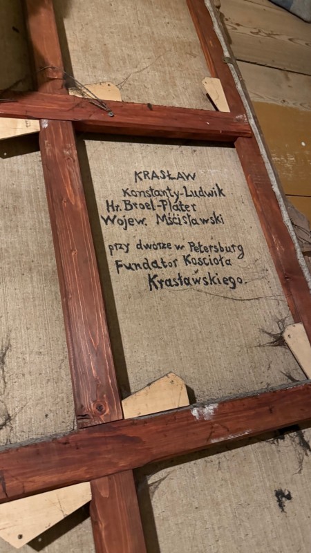 Ramy obrazów fundatorów kościoła przed konserwacją. Krasław.