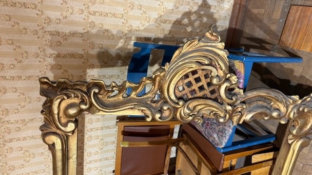 Ramy obrazów fundatorów kościoła przed konserwacją. Krasław.